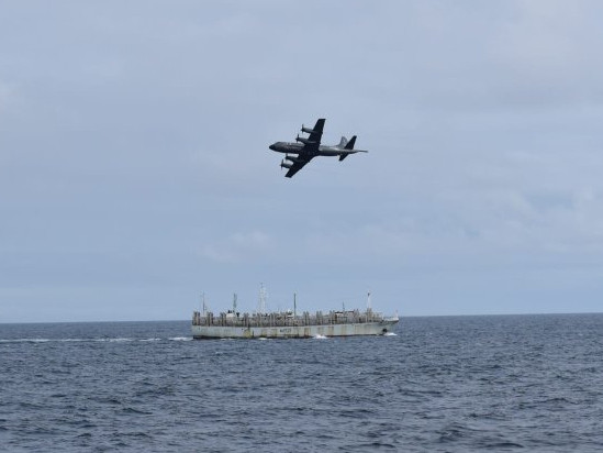 Un P 3ACH Orion sobrevolando una de las embarcaciones en su tránsito hacia zonas de pesca del Pacífico Firma Armada de Chile 002
