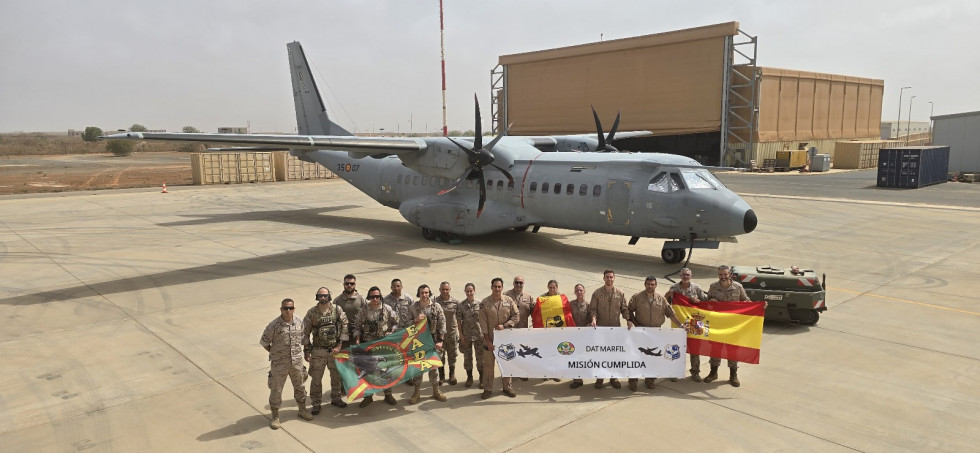 El contingente español posa junto al avión C 295 tras su última misión