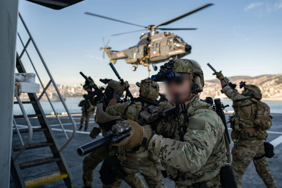 Operadores de Fuerzas Especiales en un ejercicio de interdicción a bordo del petrolero Almirante Montt Firma Mass Communication Specialist 1st Class Leon Wong US Navy