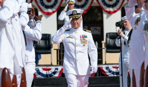 Charles A. Chmielak toma el relevo como comandante de la base de la US Navy de Rota en una emotiva ceremonia