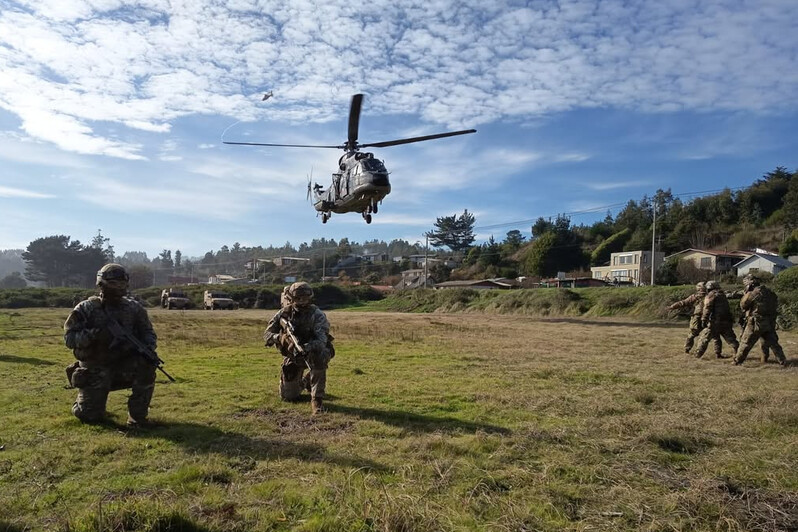 Ejercicio Fast Rope de Grupo de Tarea Arauco en la playa Maquehue de Quidico Firma Jedena Biobío