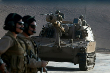 M109 del Grupo de Artillería N°4 Miraflores de la 1ª Brigada Acorazada Coraceros con el sistema de observación Sentinel  Firma Ministerio de Defensa Nacional de Chile 0088