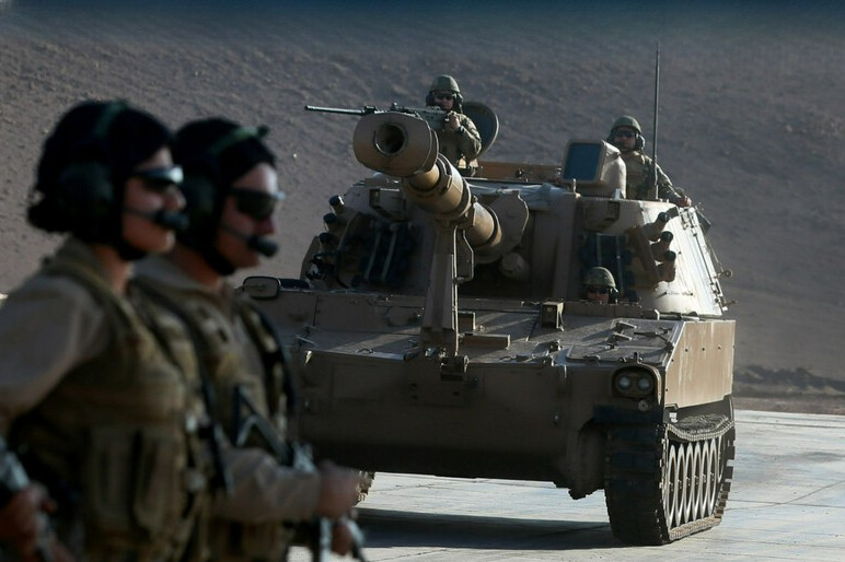 M109 del Grupo de Artillería N°4 Miraflores de la 1ª Brigada Acorazada Coraceros con el sistema de observación Sentinel  Firma Ministerio de Defensa Nacional de Chile 0088
