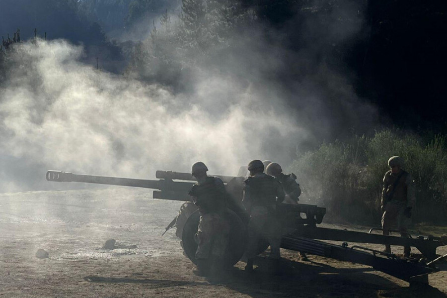 Efectivos de la 1ª Batería de Combate del Grupo de Artillería Nº 3 Silva Renard realiza el disparo de un obús M 101 de 105 mm Firma Ejército de Chile 002