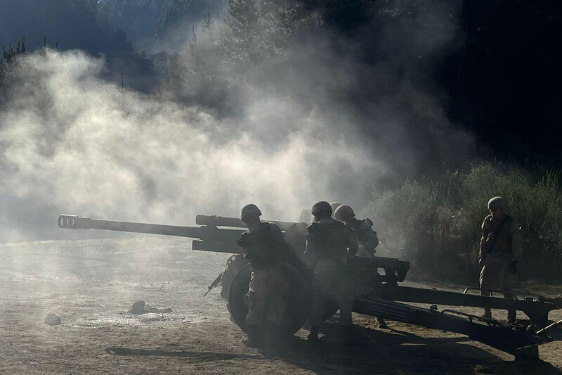 Efectivos de la 1ª Batería de Combate del Grupo de Artillería Nº 3 Silva Renard realiza el disparo de un obús M 101 de 105 mm Firma Ejército de Chile 002