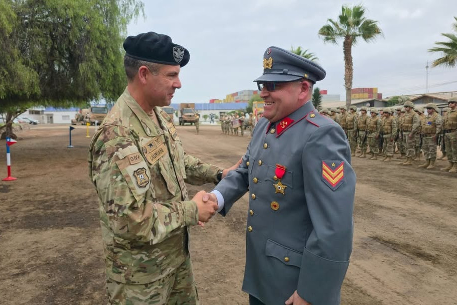 El comandante de la Brigada Motorizada Nu00b04 Rancagua coronel Cristian Lauriani entrega la medalla de 30 au00f1os de servicio al suboficial Vu00edctor Orozco Firma Brigada Motorizada Nu00b04 Rancagua del Eju00e9rcito de Chile