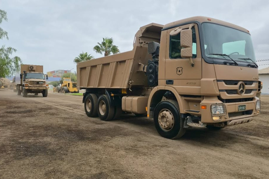 Camiones Mercedes Benz con tolva Actros 2632 y taller Zetros 1833 4x4 del Batallu00f3n de Ingenieros Nu00b06 Azapa Firma Brigada Motorizada Nu00b04 Rancagua del Eju00e9rcito de Chile