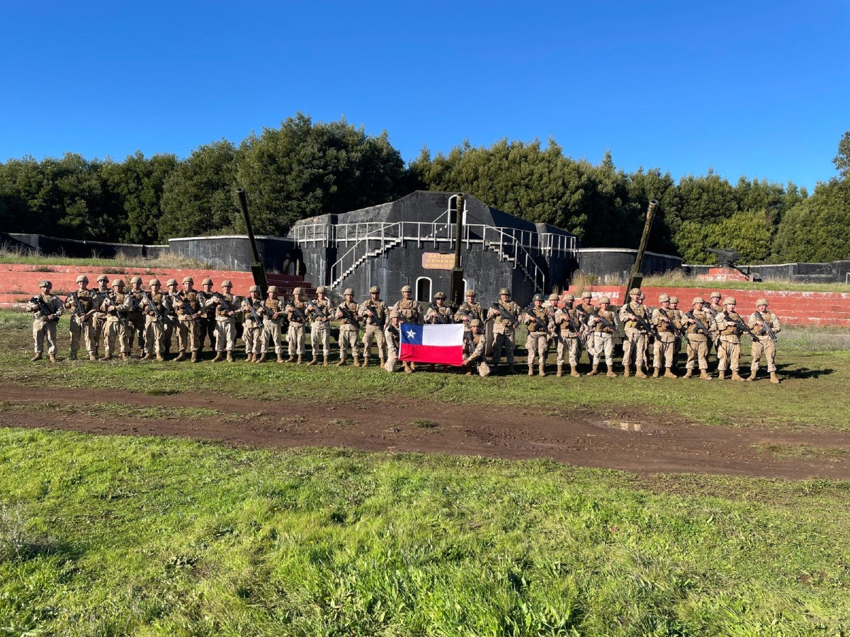 La 1u00aa Bateru00eda de Combate del Grupo de Artilleru00eda Nu00ba3 Silva Renard del Regimiento Nu00b06 Chacabuco en instalaciones de la Infanteru00eda de Marina en la penu00ednsula de Tumbes Firma Eju00e9rcito de Chile