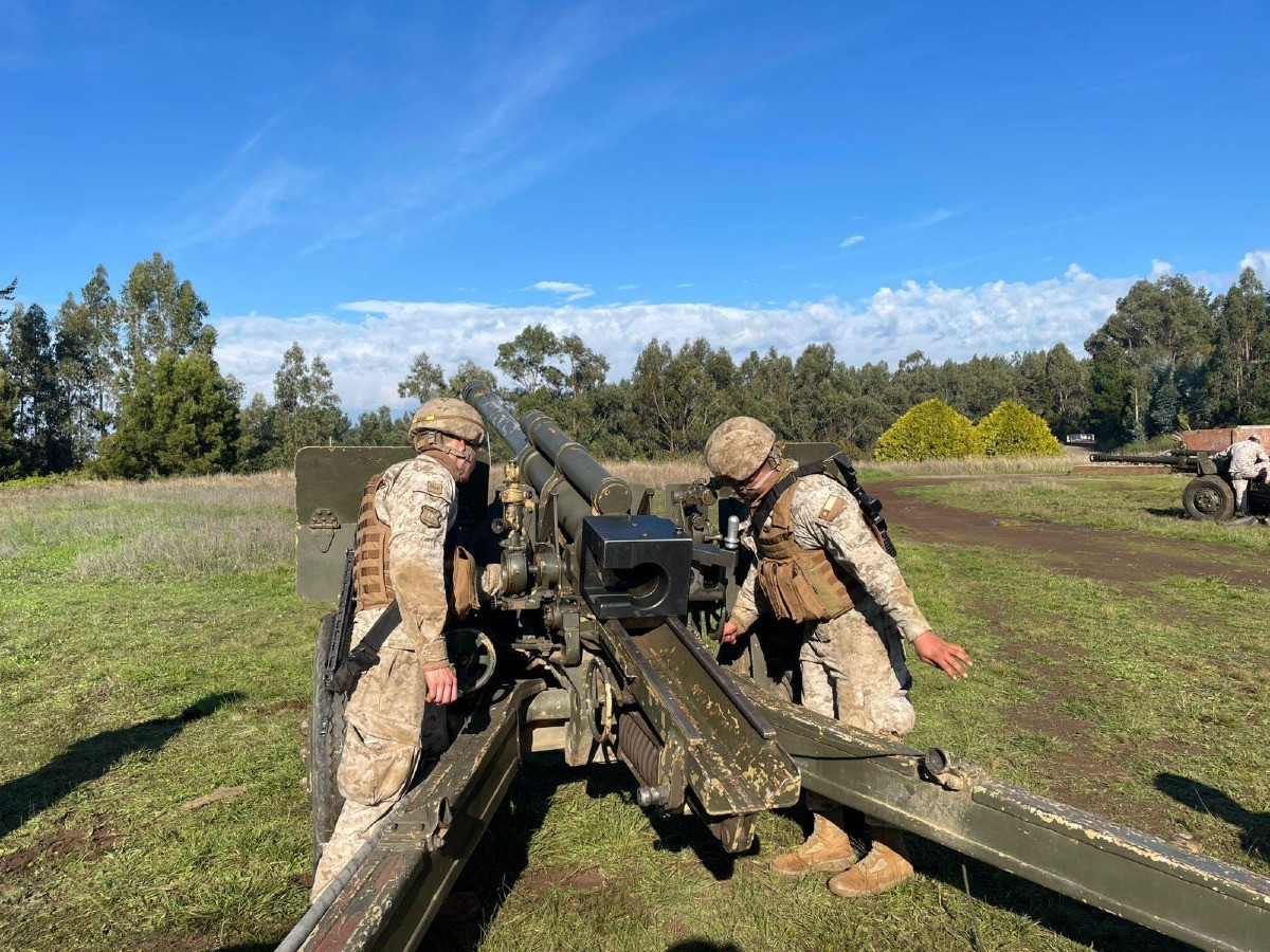Pieza M 101 de 105 mm del la 1u00aa Bateru00eda de Combate del Grupo de Artilleru00eda Nu00ba3 Silva Renard del Regimiento Nu00b06 Chacabuco Firma Eju00e9rcito de Chile