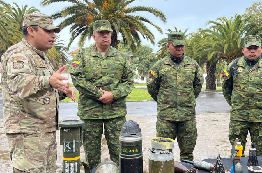 Exposición estática de material en la Escuela de Ingenieros Firma Ejército de Chile