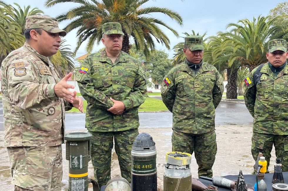 Exposición estática de material en la Escuela de Ingenieros Firma Ejército de Chile