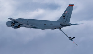 Aviones estadounidenses KC-135 Stratotanker de reabastecimiento en vuelo llegan a la base de Morón