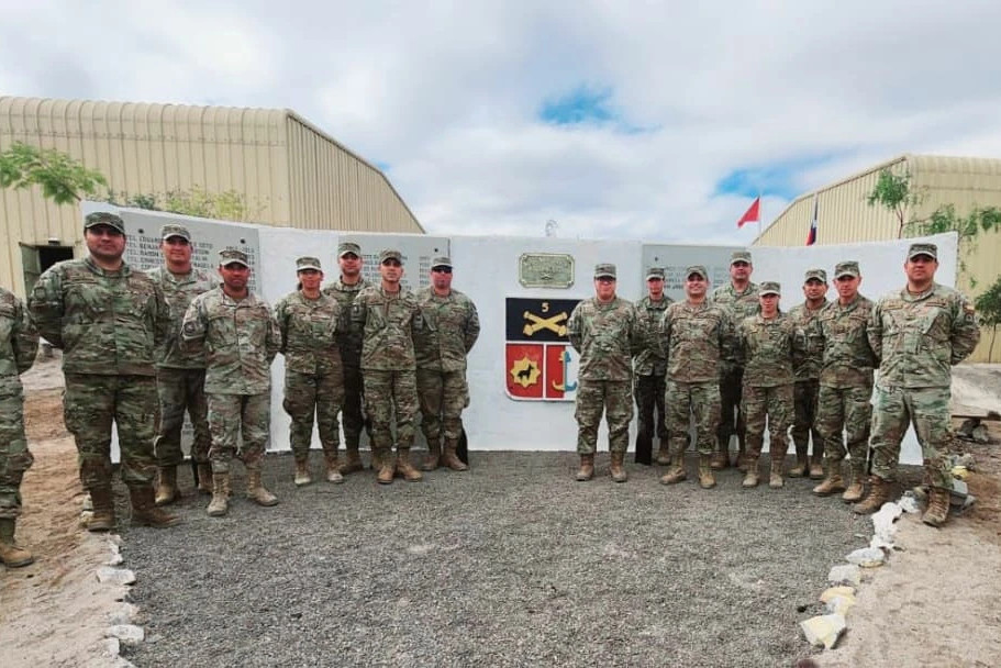 Instructores del Ceart junto a efectivos del Grupo de Artilleru00eda Nu00b05 Antofagasta Firma Escuela de Artilleru00eda del Eju00e9rcito de Chile