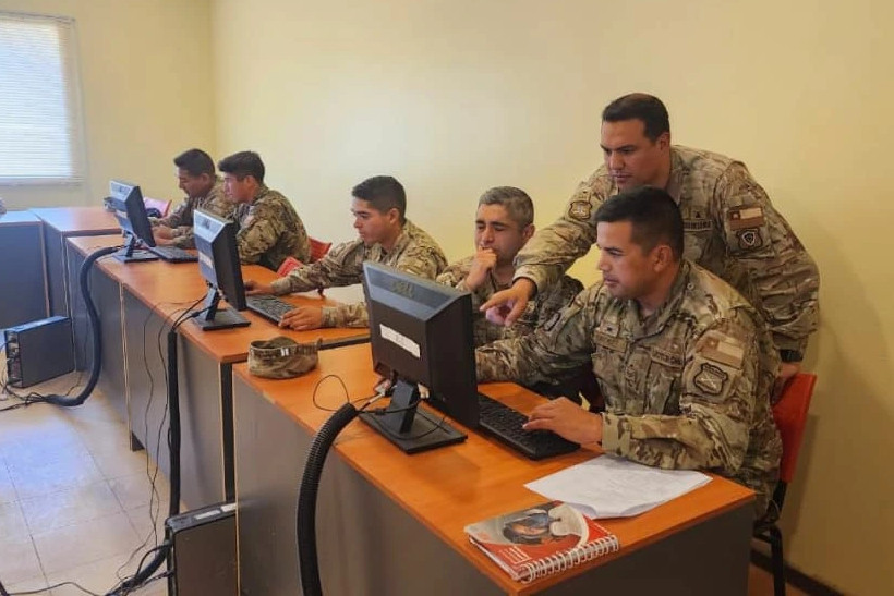 Capacitaciu00f3n en el sistema de control de fuego Afatds en el Grupo de Artilleru00eda Nu00b05 Antofagasta Firma Escuela de Artilleru00eda del Eju00e9rcito de Chile