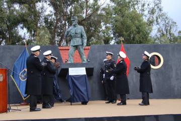 Inauguración del monumento al Sargento Juan de Dios Aldea en la entrada del Fuerte IM Contraalmirante Félix Aguayo Bastidas en Concón Firma Armada de Chile