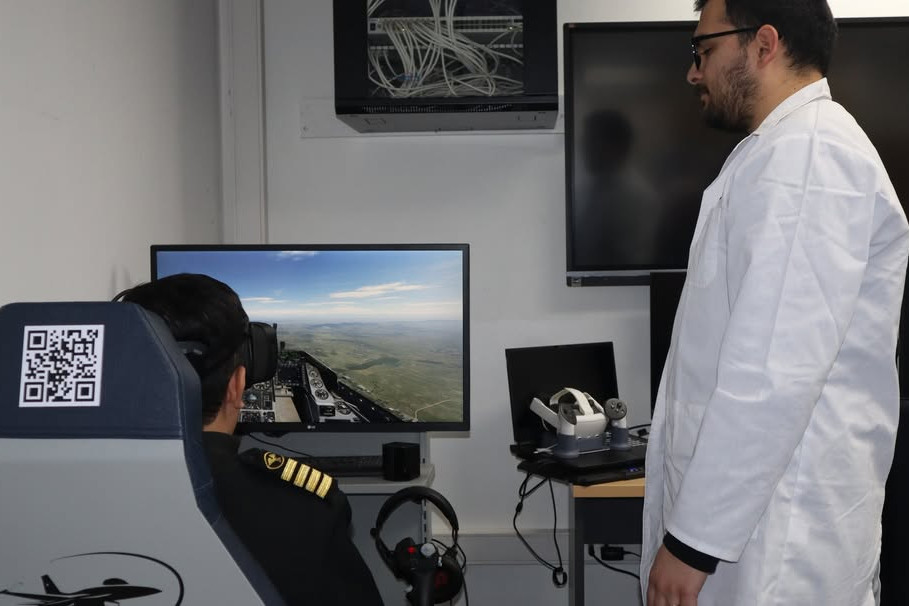 Agregado naval de Ecuador en Chile en el simulador de vuelo Bellum Virtuale Firma DTS