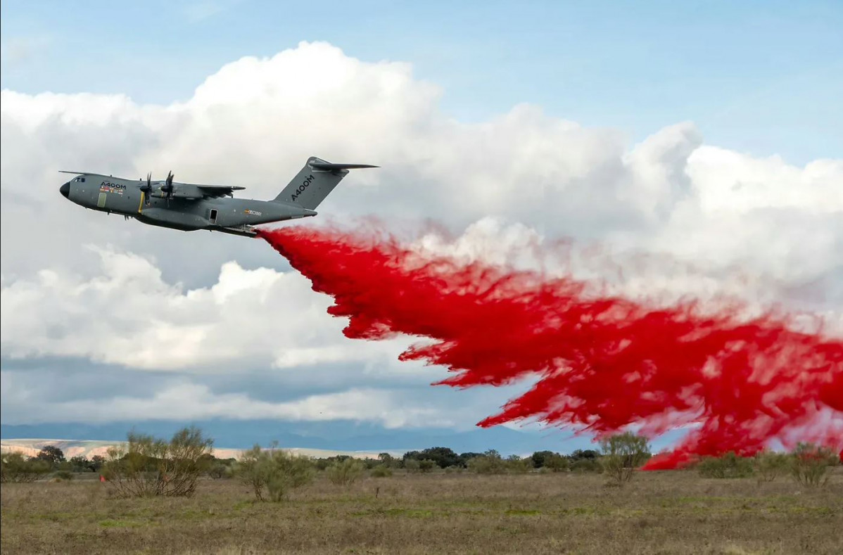 Ensayo del uso del avión de transporte A400M como apagafuegos. Foto Airbus