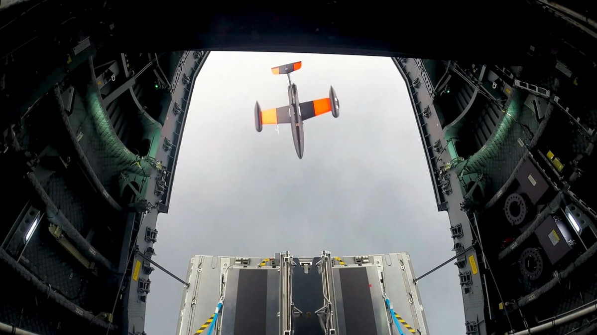 Ensayo del uso del avión de transporte A400M para lanzar drones, a finales de 2022. Foto Airbus