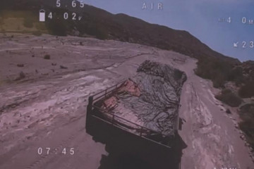 Un dron kamikaze a punto de impactar contra su objetivo, un camión enemigo