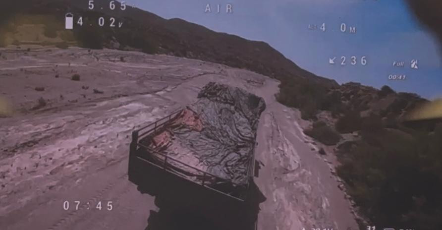 Un dron kamikaze a punto de impactar contra su objetivo, un camión enemigo