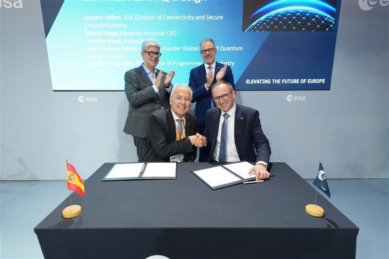 Hispasat y la ESA firman un acuerdo para crear un sistema de comunicaciones cuánticas satelitales