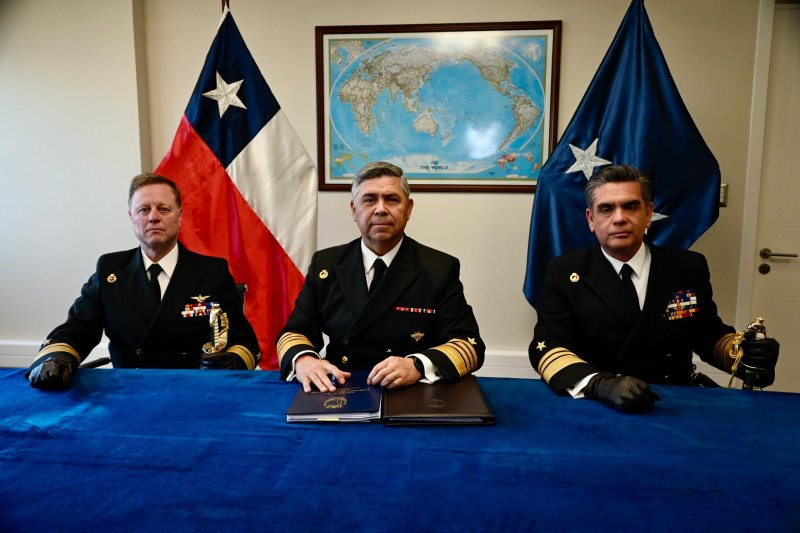 Firma de actas de cambio de mando en el Comando de Operaciones Navales Firma Armada de Chile