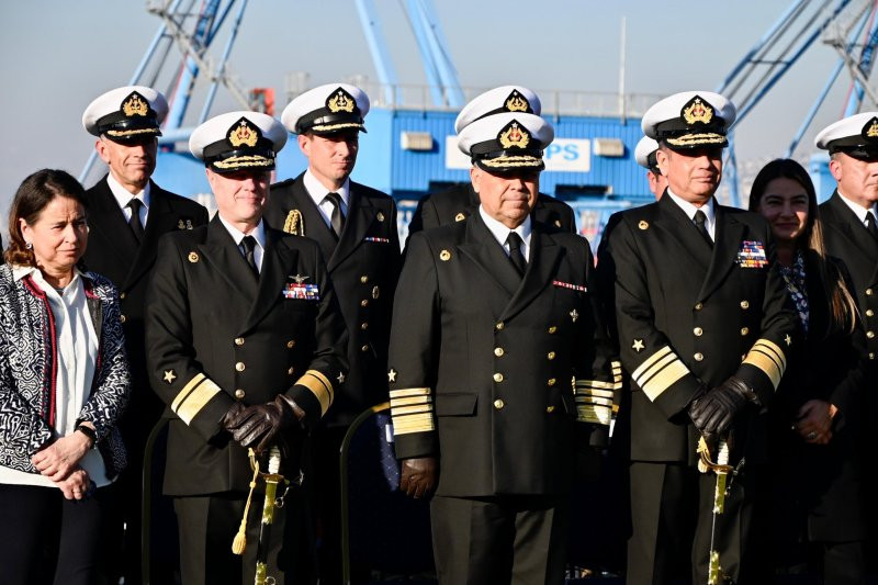 Contraalmirante Ricardo Chiffelle almirante Fernando Cabrer y vicealmirante Mauricio Arenas Firma Armada de Chile
