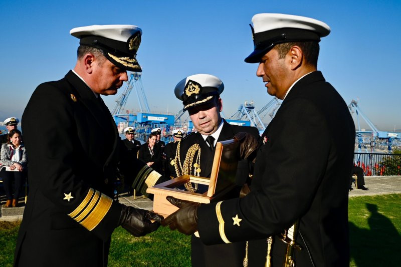 Entrega de gallardete de mando al contraalmirante Mauricio Arenas Firma Armada de Chile