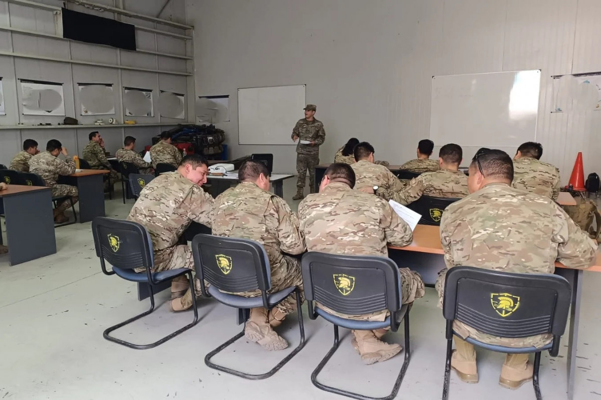 Alumnos de los cursos de carro Marder 1A3 en clases en el Cecombac Firma Eju00e9rcito de Chile 004