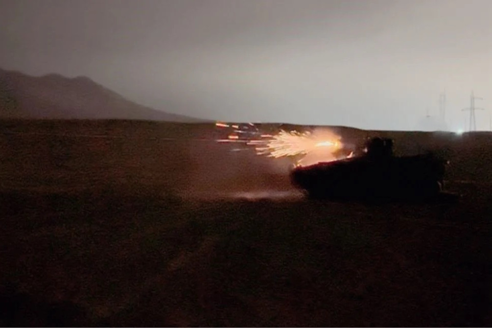 Disparo noctuno de cau00f1u00f3n Rheinmetall MK 20 Rh 202 de 20 mm durante el curso de carro Marder 1A3 Firma Eju00e9rcito de Chile 004
