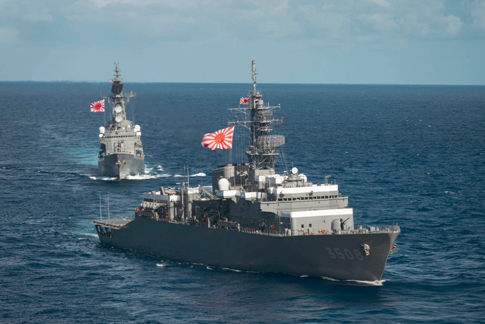El buque escuela Kashima (TV 3508) y el destructor Shimakaze (TV 3521) navegando en formación Firma Mass Communication Specialist 2nd Class Maxwell Orlosky US Navy 002