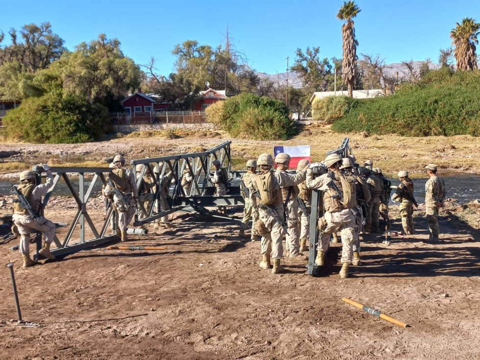 Armado de puente Bailey en el sector de Ojo de Opache en Calama Firma Ejército de Chile