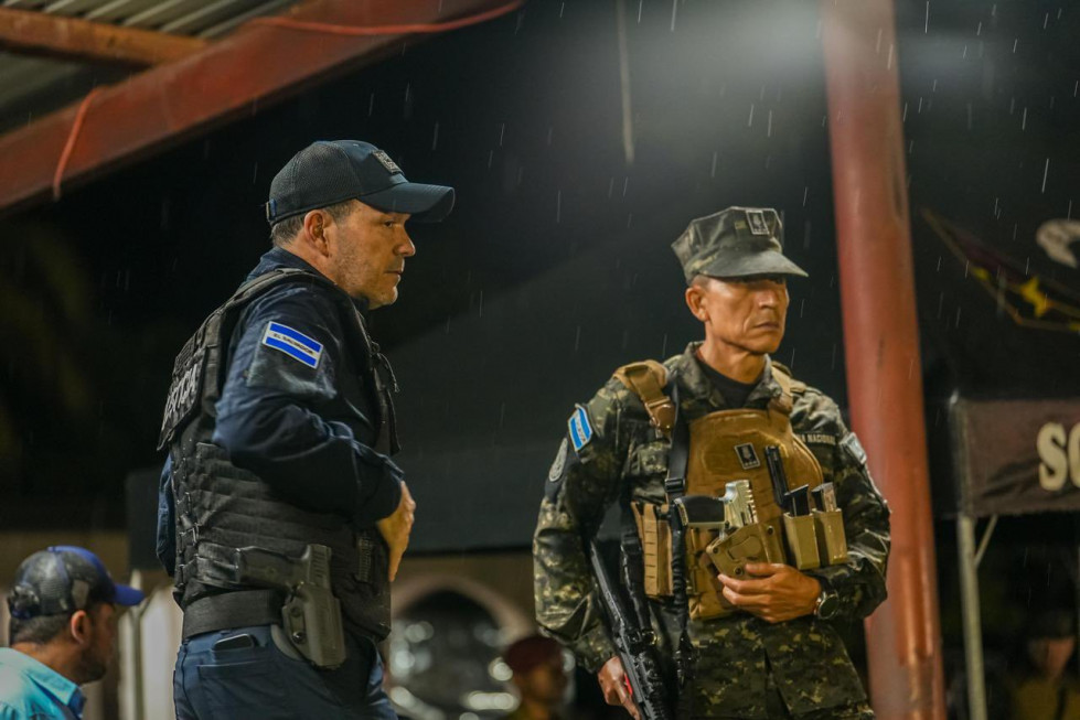 Ministros de Seguridad (Izq.) y de Defensa durante el despliegue del cerco de seguridad en El Salvador