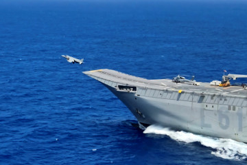 Un AV8B  Harrier despega del LHD Juan Carlos I de la Armada