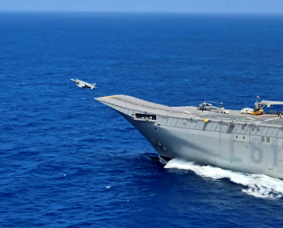 Un AV8B  Harrier despega del LHD Juan Carlos I de la Armada