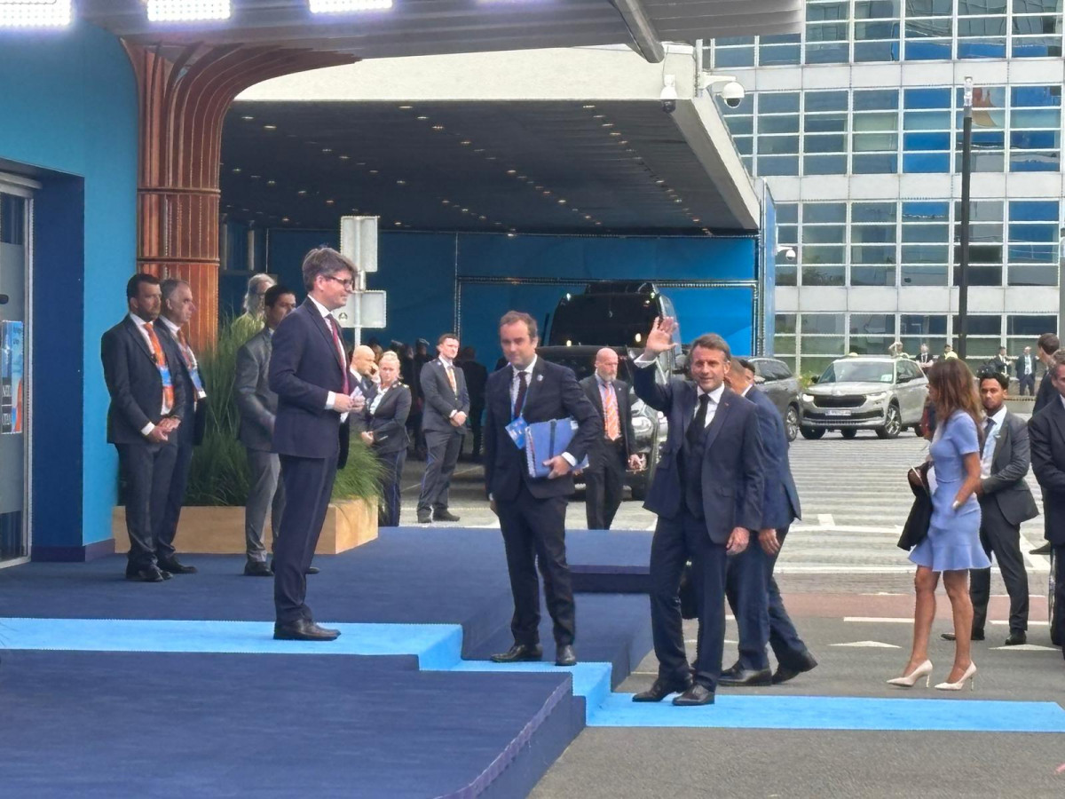 Emmanuel Macron saluda a los periodistas a su llegada al World Forum de La Haya