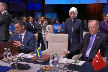 Sánchez junto a Erdogan poco antes del inicio de la cumbre de La Haya