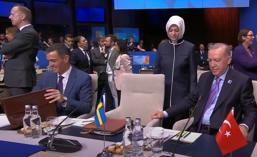 Sánchez junto a Erdogan poco antes del inicio de la cumbre de La Haya