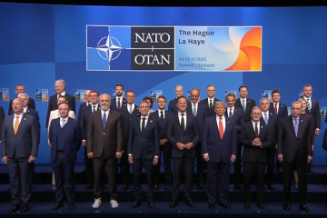Foto de familia de mandatarios en la Cumbre de la OTAN en La Haya