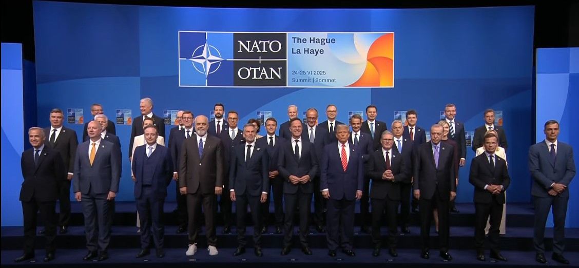 Foto de familia de mandatarios en la Cumbre de la OTAN en La Haya