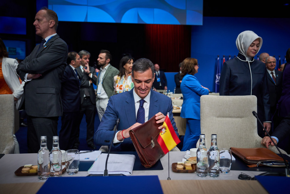 Pedro Sánchez, solo, durante los momentos previos al inicio de la reunión de jefes de Estado de la OTAN