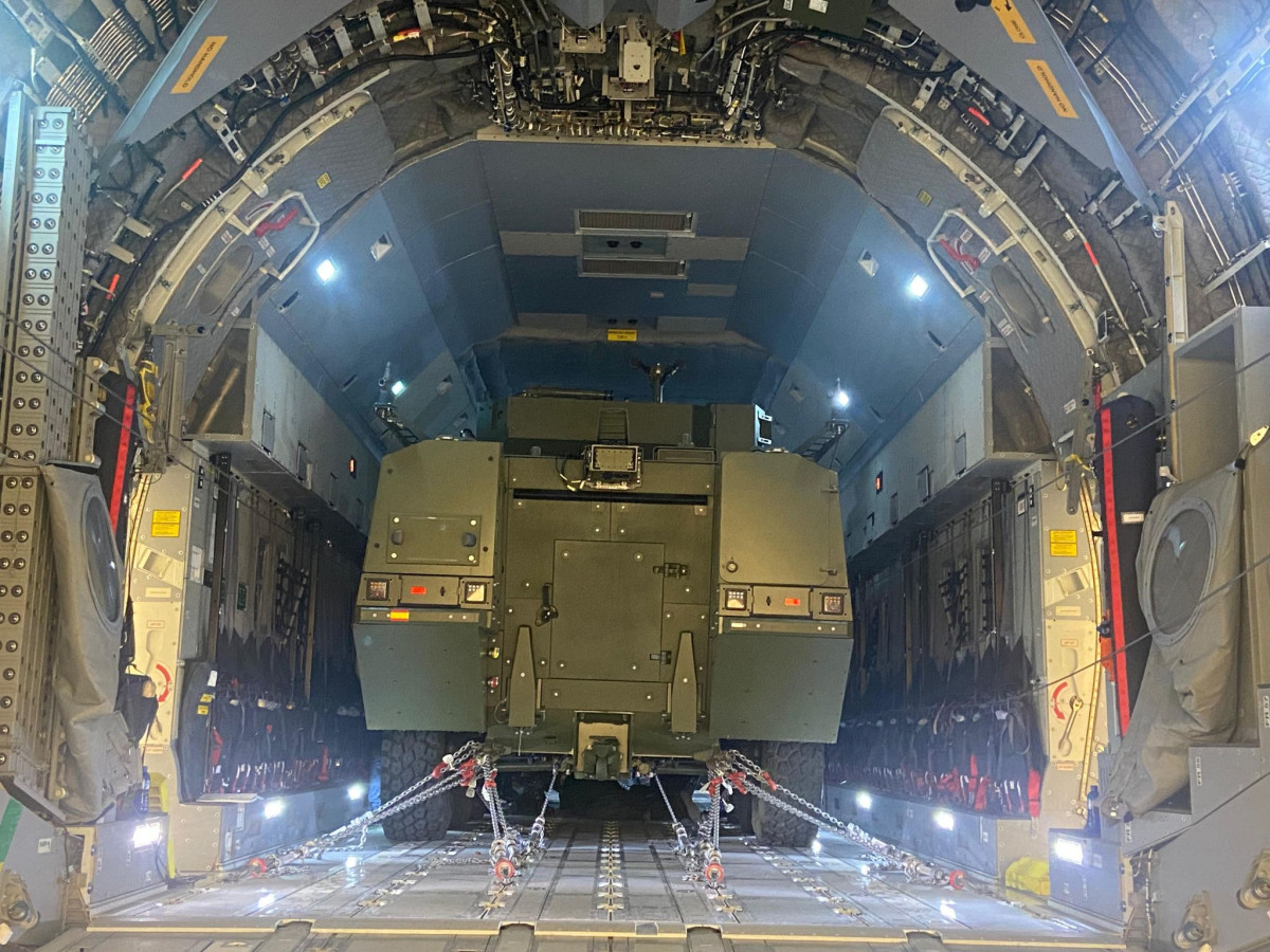 Un VCR 8x8 Dragon embarcado en el interior de un A400M del Eju00e9rcito del Aire espau00f1ol