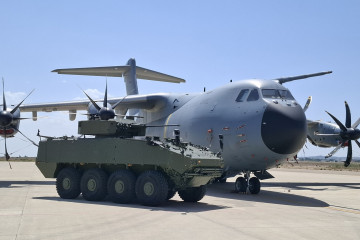 Un VCR 8x8 Dragon junto a un A400M del Ejército del Aire español