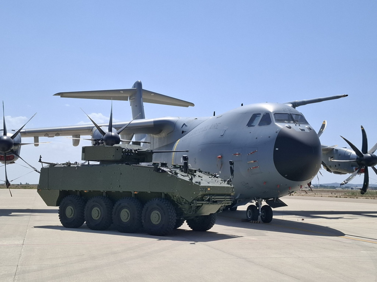 Un VCR 8x8 Dragon junto a un A400M del Eju00e9rcito del Aire espau00f1ol