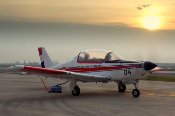 Avión de instrucción primaria T 35 Pillan FAP 0104 inicia en el aeropuerto internacional de Santiago su vuelo de retorno a Paraguay Firma Enaer 002