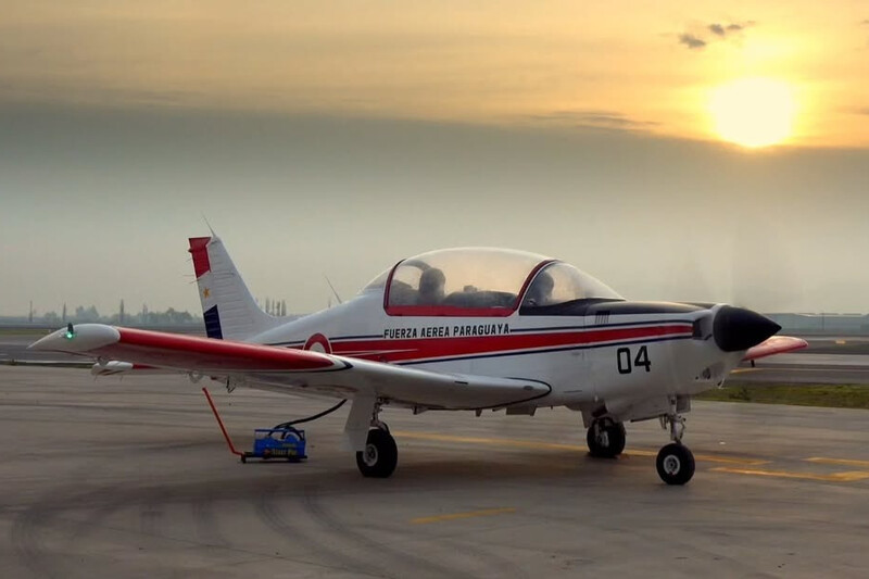 Avión de instrucción primaria T 35 Pillan FAP 0104 inicia en el aeropuerto internacional de Santiago su vuelo de retorno a Paraguay Firma Enaer 002