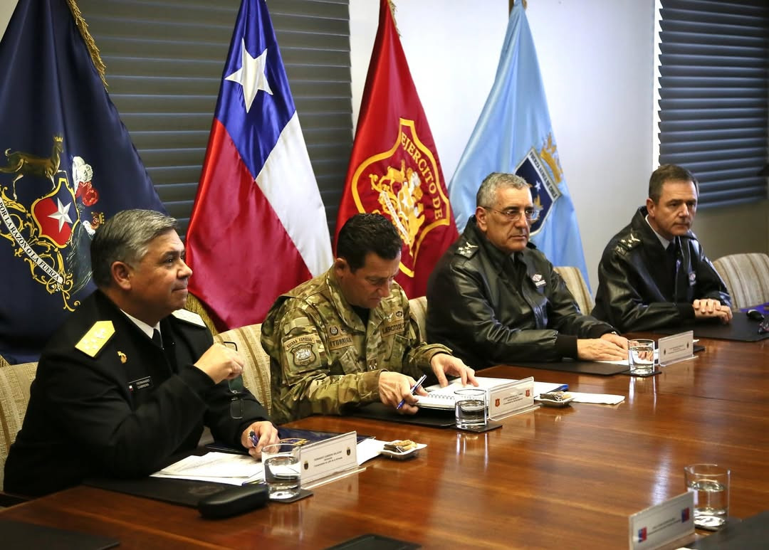 Los comandantes en jefe del Eju00e9rcito Armada Fuerza Au00e9rea y el jefe del Estado Mayor Conjunto en la reuniu00f3n con Adriana Delpiano Firma Ministerio de Defensa Nacional de Chile