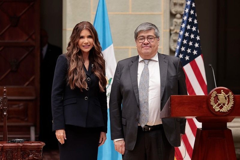 Kristi Noem firmó el acuerdo de intercambio de información en seguridad con Guatemala