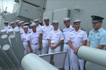 Tripulantes del buque escuela BE 43 Esmeralda a bordo de la fragata Shuozhou de la Armada de China Firma CCTV