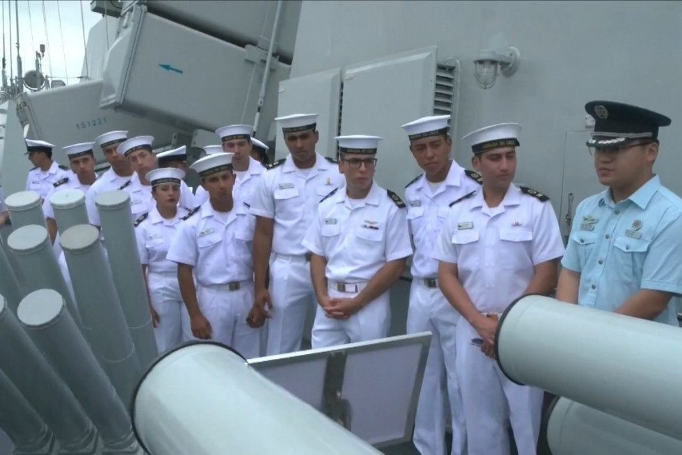 Tripulantes del buque escuela BE 43 Esmeralda a bordo de la fragata Shuozhou de la Armada de China Firma CCTV